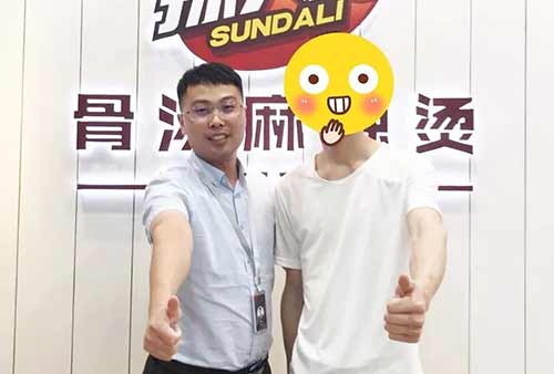是什么原因让他放弃原先优越的工作，而选择加